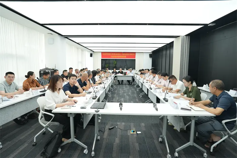 Pirmauja kuriant pramonės standartus! QGM surengė ekspertų peržiūros posėdį, skirtą „Akmens pavidalo betoninių plytų (plokščių) formavimo staklių“ ir „Blokinio formavimo staklių formavimo staklių“ pramonės standartams.