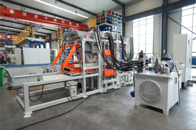 Quangong Machinery Co., Ltd. QT6 visiškai automatinė plytų gamybos linija suteikia galimybę labai pelningai gaminti plytas iš kietųjų atliekų
