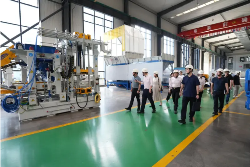 Fudziano provincijos pramonės ir informacinių technologijų departamento pareigūnai apsilanko Quangong Machinery Co., Ltd., norėdami atlikti patikrinimą ir patarti
