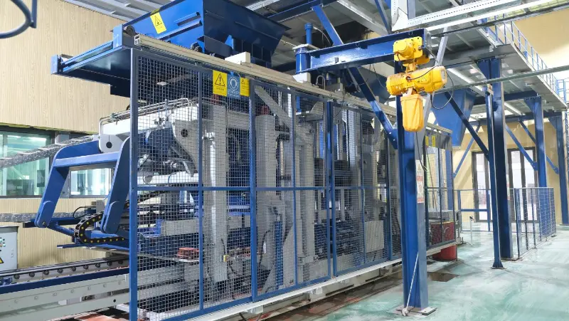 Pietryčių Azijos statybinių atliekų perdirbimas naudojant QGM blokų mašinas